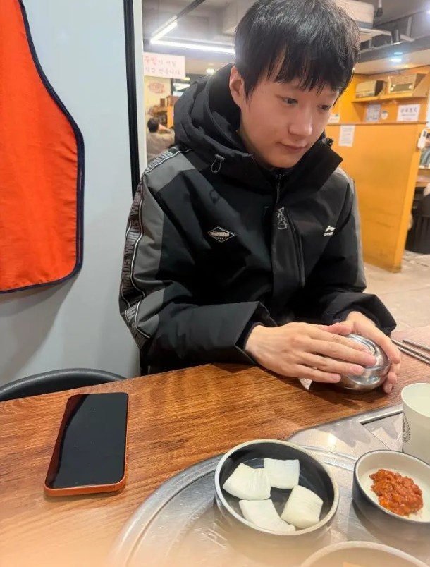 AL分享队员日常:香克斯结账请我们吃了米肠汤