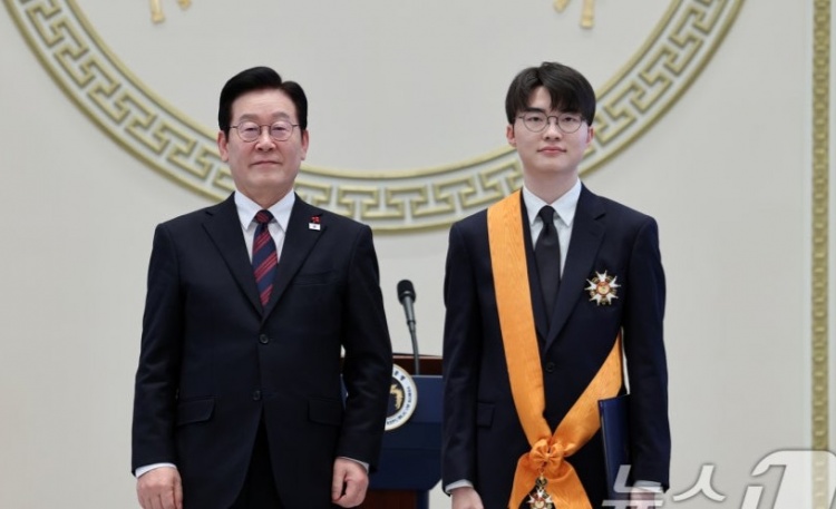 韩媒:李在明总统向职业游戏玩家Faker李相赫颁发了青龙勋章
