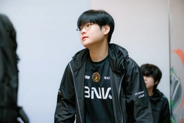 VicLa:输掉本可赢下的比赛很遗憾,先锋赛学到了很多